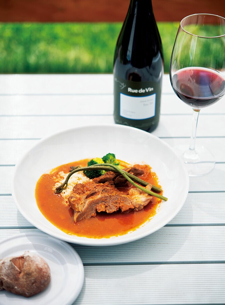 ある日のランチ“仔羊の煮込みクスクス添え” 2,550円。ボルドースタイルのワイン、ドゥー・ローブ・ヴィオレット(グラス) 800円と合わせて。スパイシーな仔羊にはスパイスのニュアンスあるワインを。