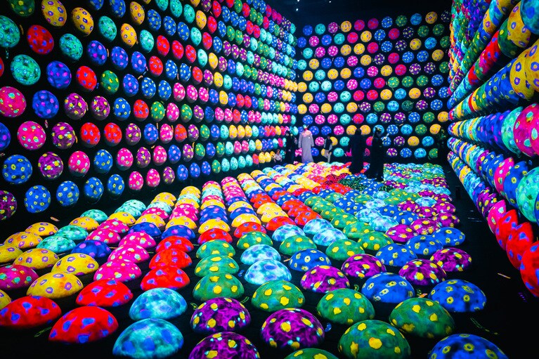 チームラボ「あおむしハウスの高速回転跳ね球」。