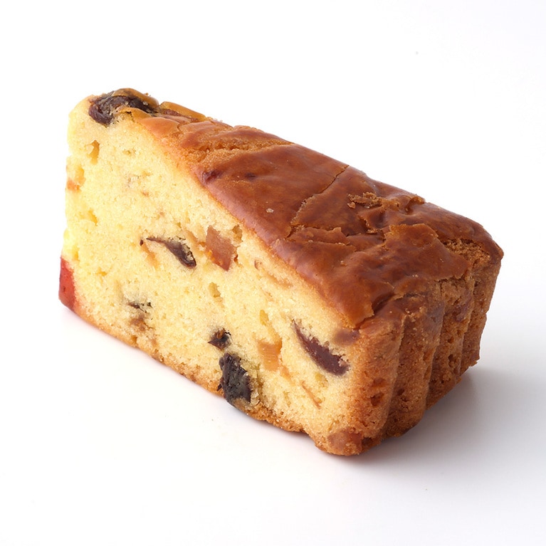 ガトー・ブルトン 310円。バターと卵をたっぷり使い、フルーツのコンフィを混ぜ込んだブルターニュ地方伝統の厚焼きサブレ。