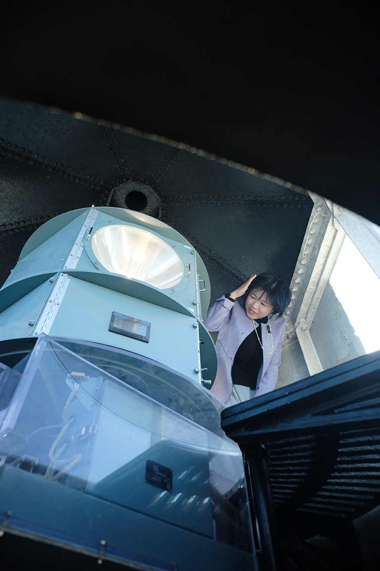 1日に1回、点灯のタイミングでしか見ることのできない緑色の光。貴重な光を体験した阿部さん。