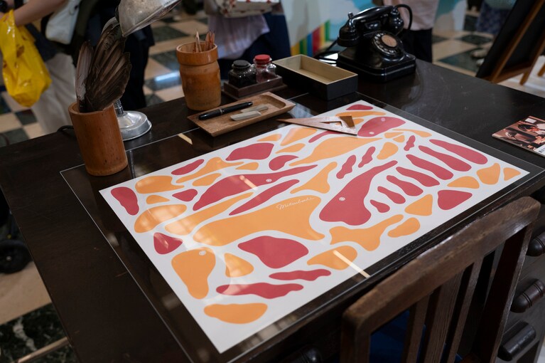 三越に勤務していたやなせたかしさん。会場では三星百貨店の嵩のデスクの様子が再現されていた。