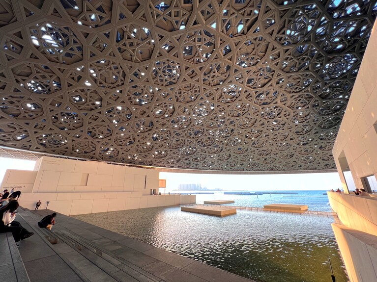 夜（23:00）まで開放されているオープンエアのスペース。海とつながっていて、天井に施された7,850個の星形パターンを内側から眺めることができる。