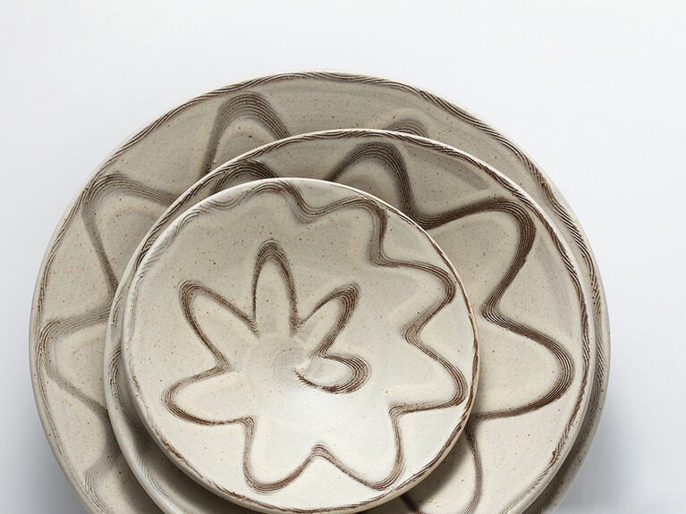 日常使いにぴったりな手頃さとデザインで、「用の美」と称される。