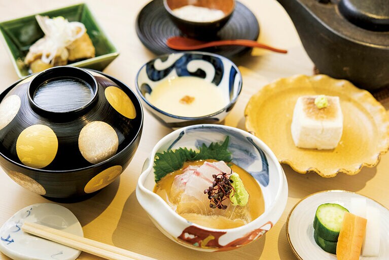 昼の鯛茶漬け 1,500円。鯛とごはん、焼き胡麻豆腐、小鉢、漬け物、デザートが付く。11:30～12：20限定、要予約。