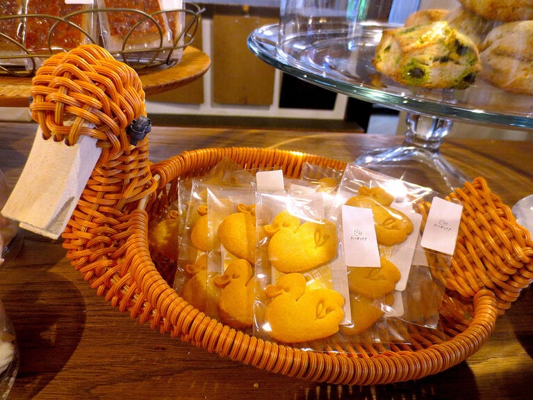 あひる形のバスケットに入った「あひるサブレ」1袋260円。