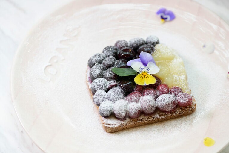 ベリーたっぷり！　季節のフルーツオープンサンド 680円。