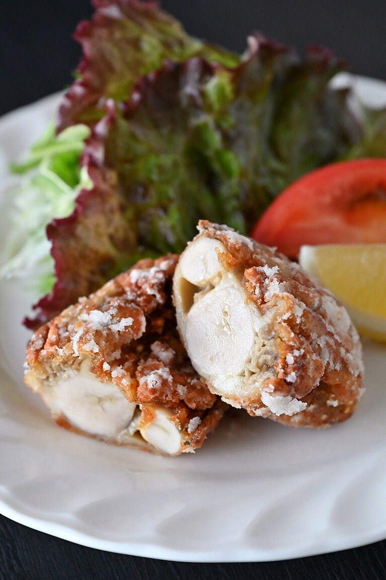 下味を付けてサクッと揚げた岩牡蠣の竜田揚げ。