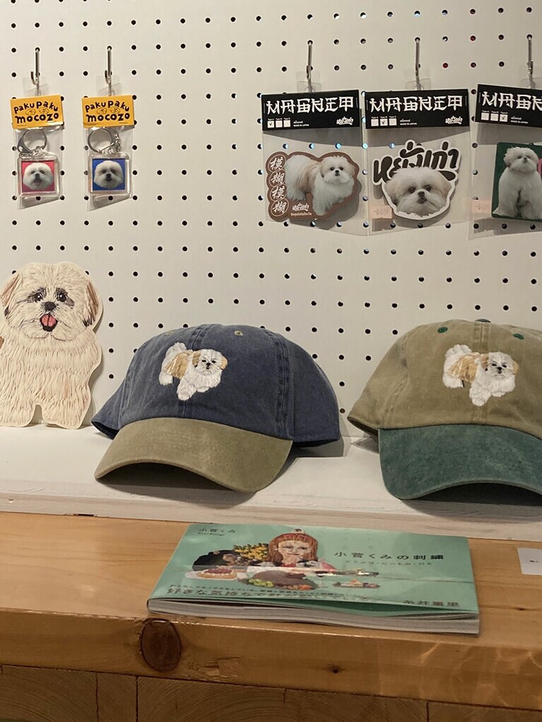 ロンTはホワイト、アシッドブルー、サンドベージュの3色、キャップはネイビーとグリーンの2色。