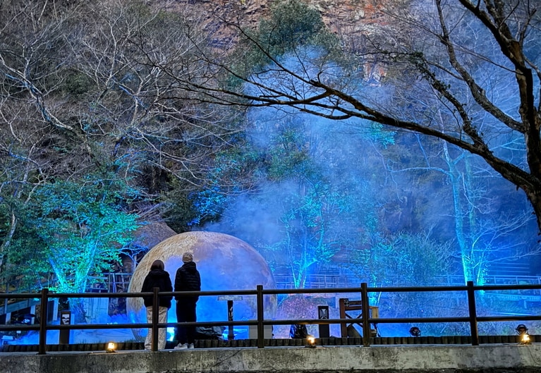 真名井の滝のすぐ上にあるおのころ池。期間限定の月のオブジェに、ライトアップとスモークが加わって幻想的！