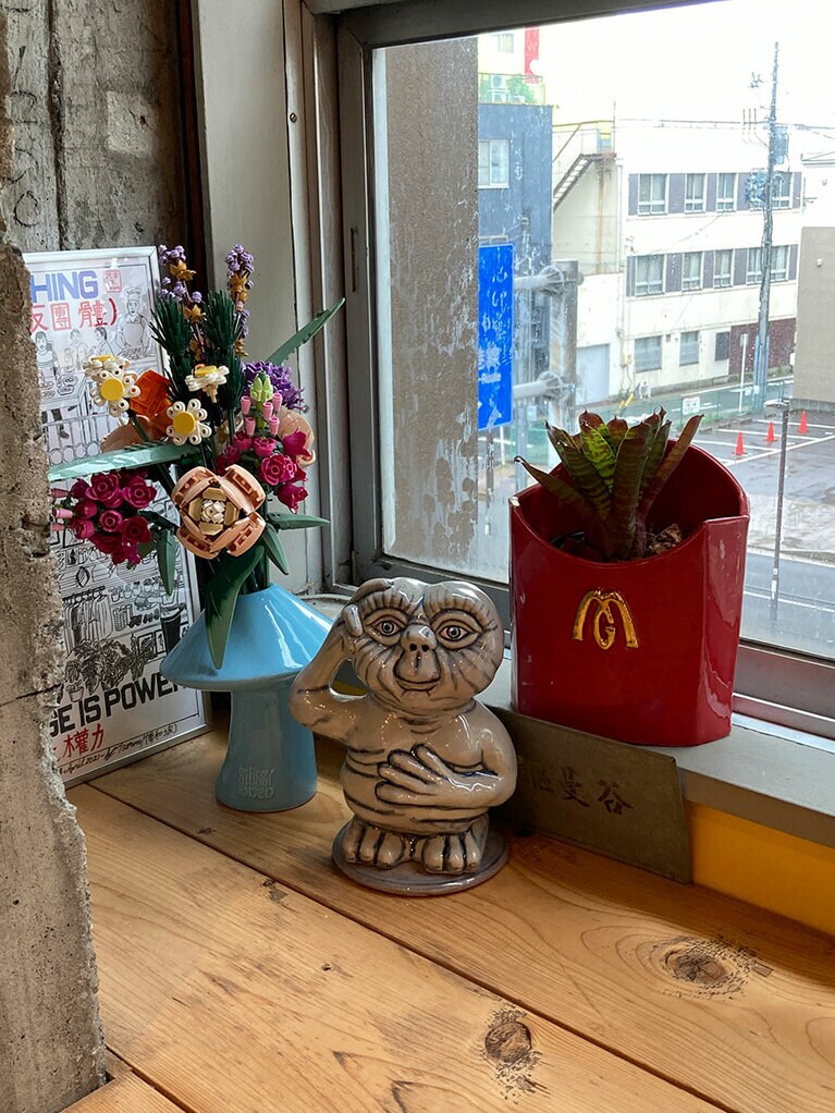モコゾウのソフビほか、陶器のE.T.、マックのポテトみたいな鉢植えなどが並ぶ店内。