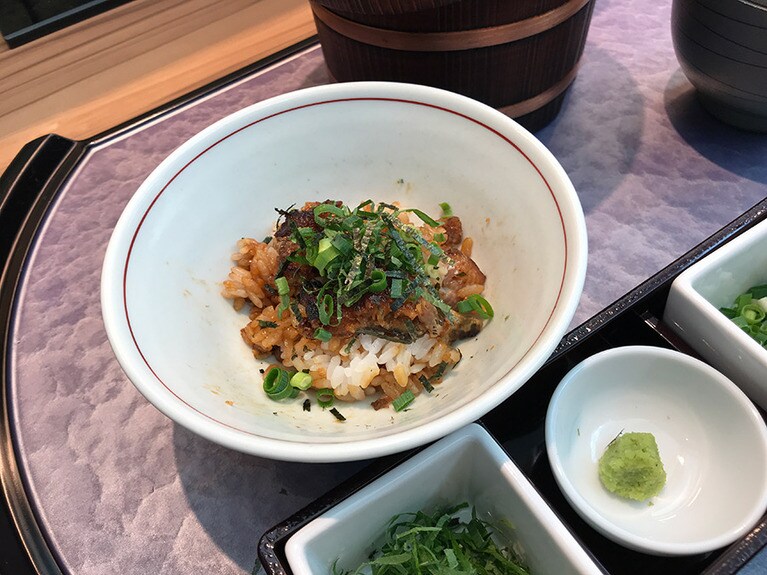 2膳目はたっぷりの薬味とわさびとともに。