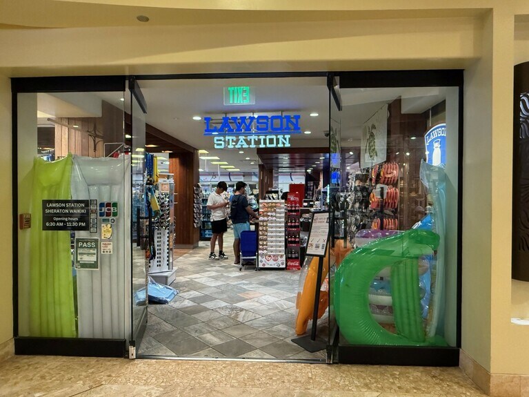「シェラトン・ワイキキ」内にある「ローソン・ステーション」は、朝6時半から23時半まで営業。