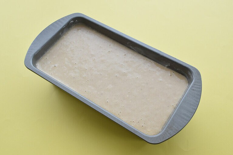 型をトントンと軽くテーブルに落として空気を抜く。