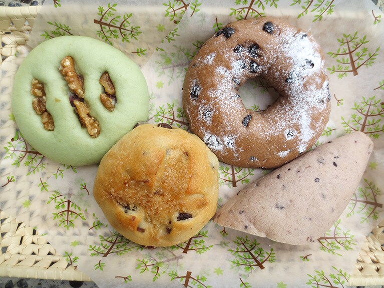 左上から時計回りで「笠松山」170円、「米粉チョコリング」150円、「ほっけぱん～山下さんちのゆかりの舞」150円、「米粉レーズン」150円。