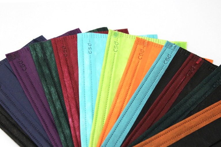 これらは、すべてサージカル。ビビットな蛍光色、バイカラー、迷彩柄など幅広いバリエーションがある。