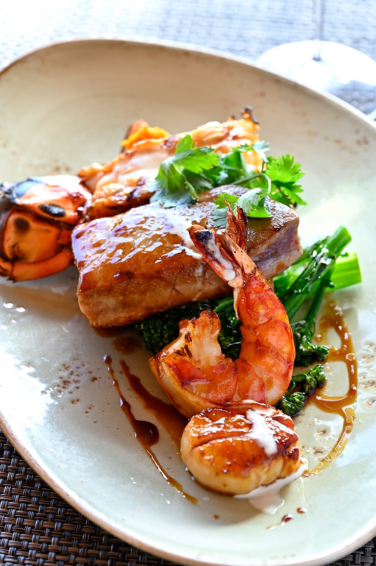 “ハワイアン・キャッチ”は、ロブスター、ホタテ、アヒ(マグロ)、エビの炭火焼き。47ドル。