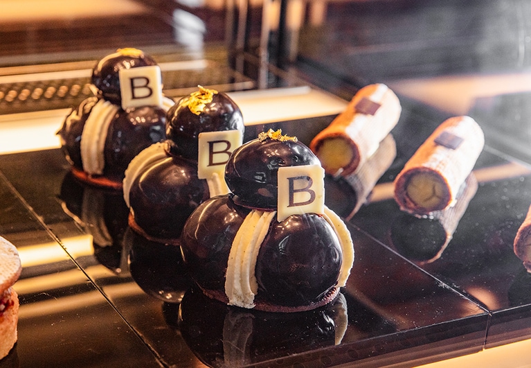 イタリアに初上陸を果たした「ブルガリ ドルチ ブティック」の“プロフィトロール”。