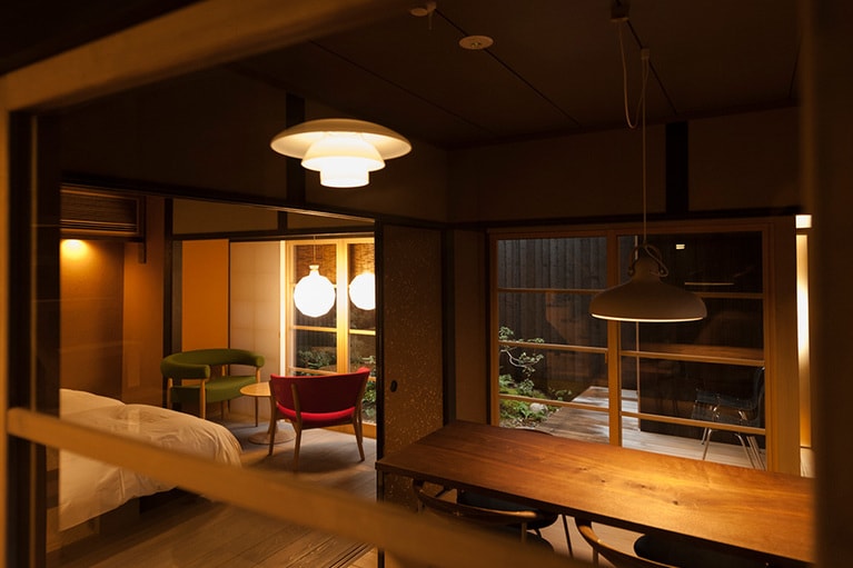 友人や家族との旅に適した、4名まで利用可能の1棟貸し切りタイプ。ダイニングキッチン付き。バスルームには檜の浴槽が。