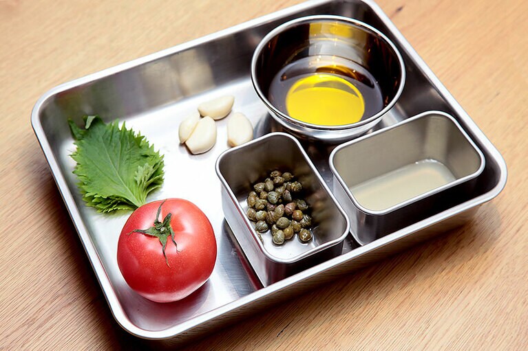 【材料】トマト：1個、ニンニク：4かけ、大葉：5～6枚、ケッパー：大さじ2 、オリーブオイル：●㏄