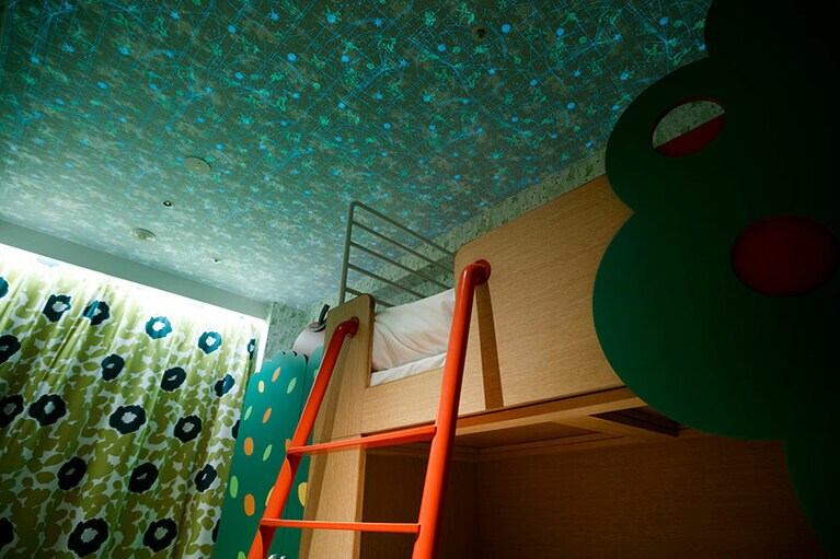 次第に天井になにかが浮かびあがってきて……。