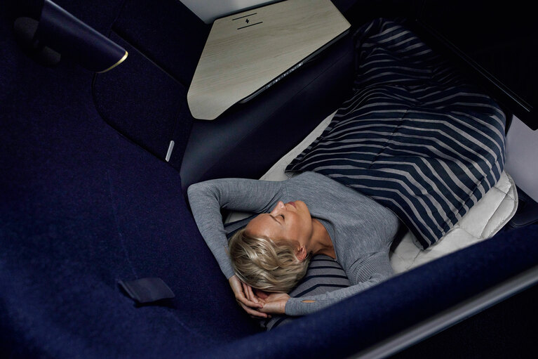 寝る際にはシートがレイフラットベッドになり、家にいるような寛ぎを与えてくれる。