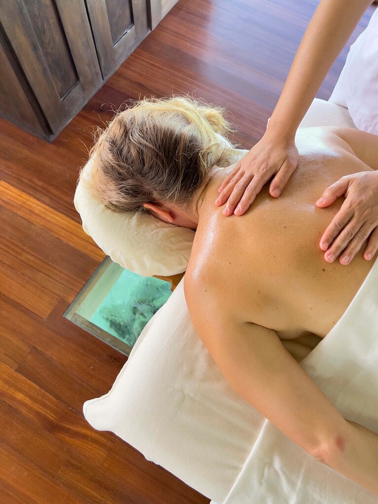 施術中には、床のガラス越しに海を眺めることができる。