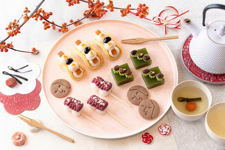 「祝い菓子」左上から時計回りにオレンジピールのアクセントが効いたきなこクリームオムレット、小豆をちりばめた抹茶羊羹、苺フランボワーズ餡のお団子。