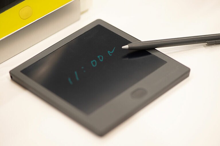 背面にはマグネットが。キャビネやデスクの周辺機器に貼って使うこともできます。Boogie Board BB-12 2,700円。