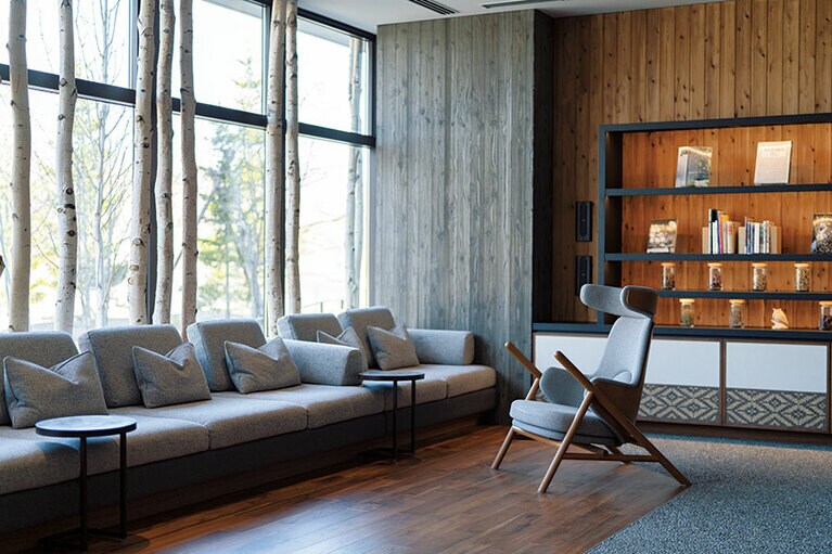 コーヒー片手に読書が楽しめるトラベルライブラリー。