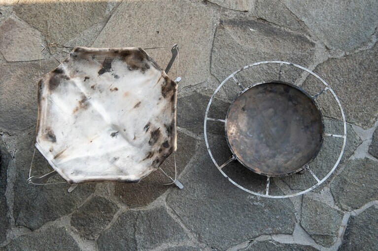 折り畳み式の焚き火台を組み立てると、一般的な焚き火台と変わらないサイズに。