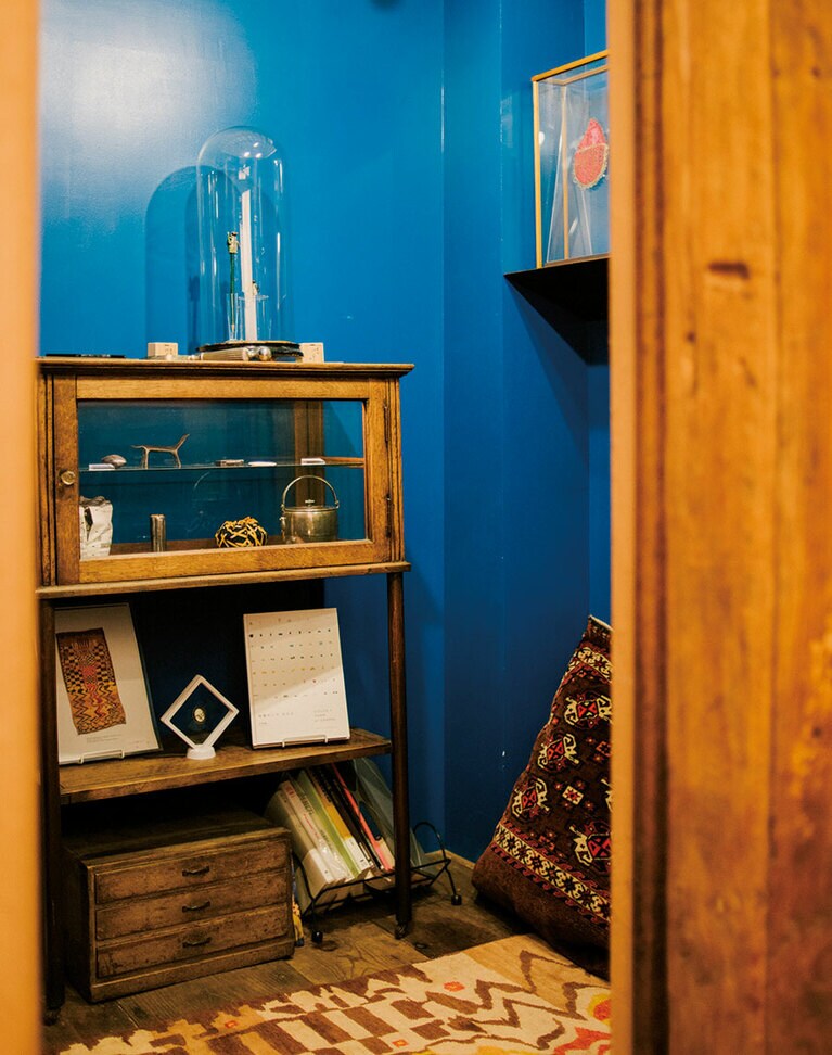 店内の一角にあるミュージアム。その時のテーマに合わせて、オーナーの私物を中心に展示。