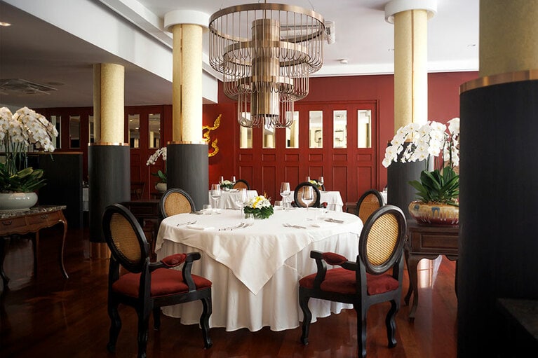 王宮文化のエレガンス漂うインテリアが、タイを代表するファインダイニングとしての品格を感じさせる。