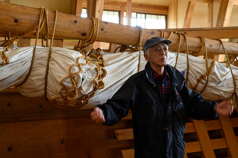 画期的な発明だったという巨大な一枚帆の前で、当時の高度な造船技術を教えてくれたのは、学芸員の高藤一郎平さん。