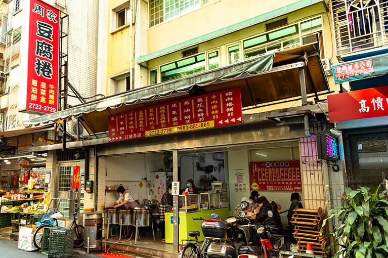 店先にはいい匂いが溢れている。