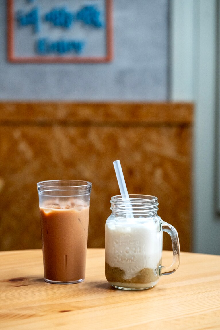 「ミルク緑豆ドリンク（牛奶緑豆冰）」600円（右）。「香港式ミルクティー（港式奶茶）」520円（左）。