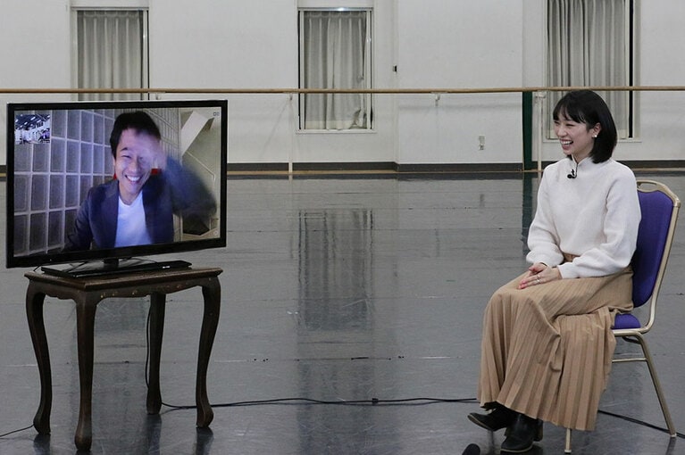 クロストーク収録中の山本康介さん(左)と高田茜さん(右)。