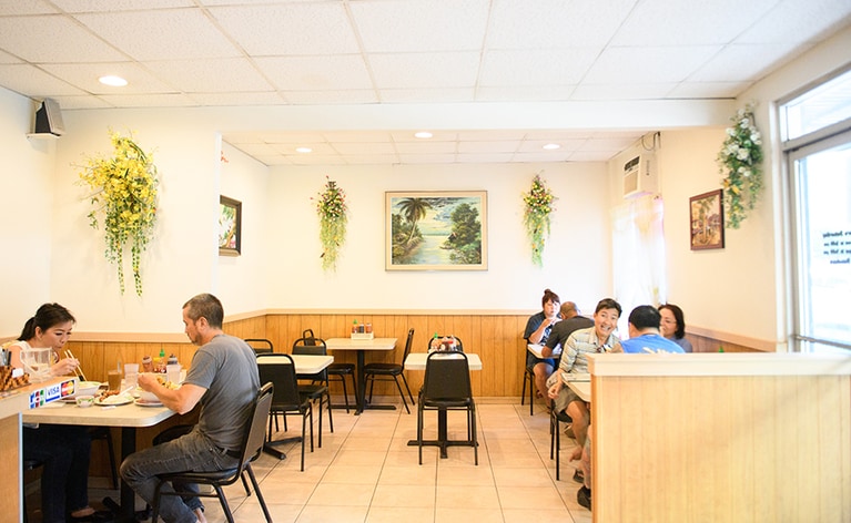 カレーのサイズは2種類あり、スモールでもかなりボリューミー！　しっかりお腹を空かせて訪れたい。