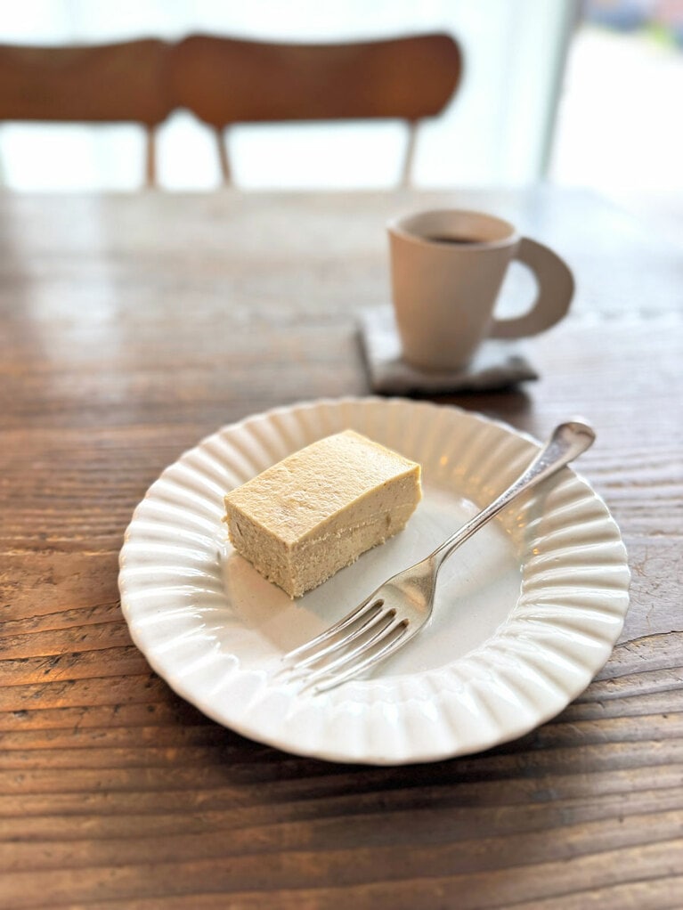 「バナナとラムレーズンのチーズケーキ」605円と「コーヒー」550円。おいしい。