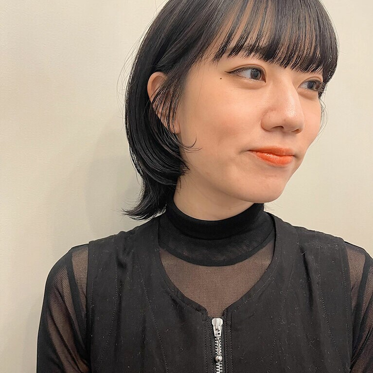 前髪ありのモードなミディアムボブ。