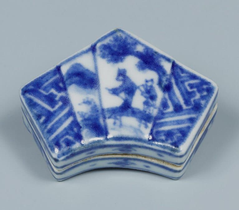 【大和文華館】青い文様が美しい《祥瑞写染付結文形根付》。