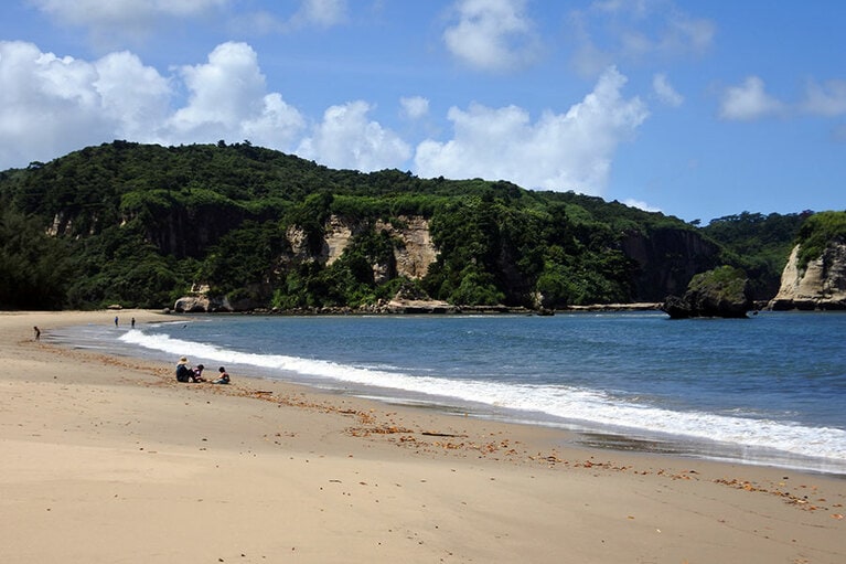 三日月形の月が浜。トゥドゥマリの浜とも呼ばれています。