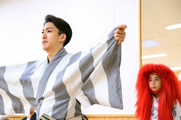 尾上右近さんと尾上眞秀さん。