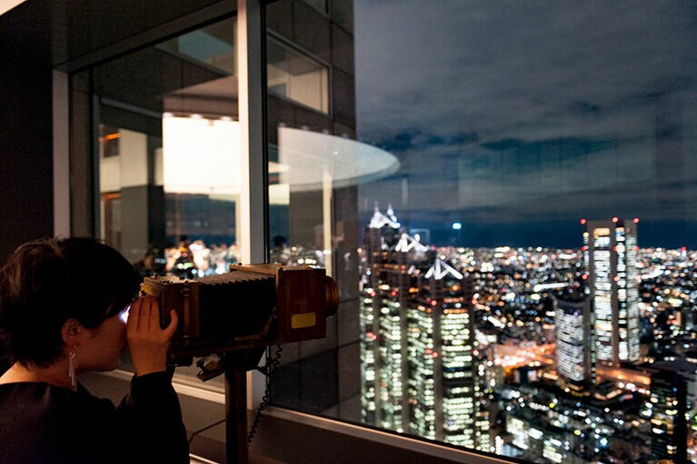 東京の過去と現在、未来を体験できるVR望遠鏡「Tokyo Future Travel Scope」。長蛇の列をなすほど大人気。