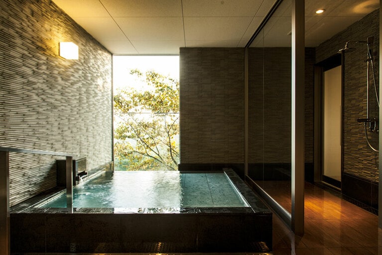 【瀬戸内リトリート青凪】オリジナルのフルフラット寝湯付き半露天温泉スイート。