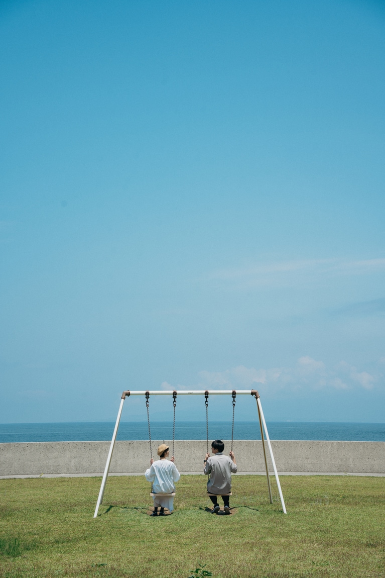 「初夏の佐渡島」　筧 悠里恵 「青空のデート」 江積のブランコ。青空と海の青が綺麗でした。