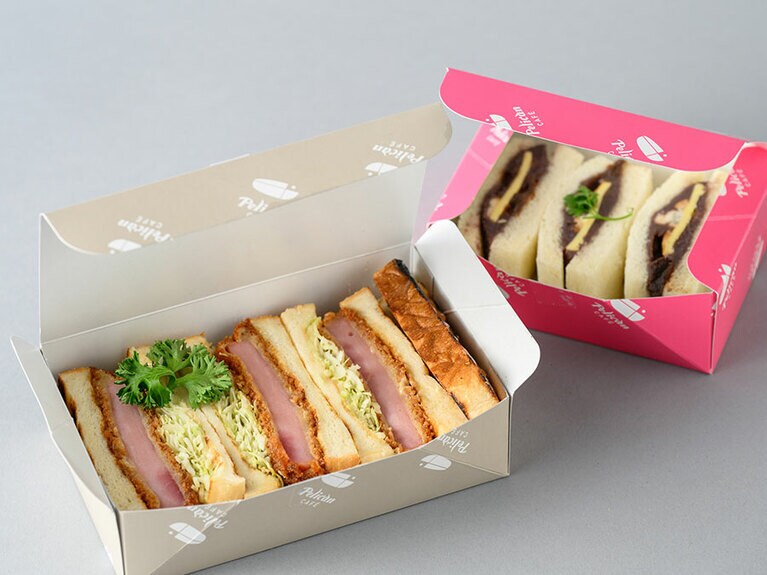 手前、エビフライサンド 1,400円。奥、醤油レーズンあんバターサンド ゴルゴンゾーラ入り 1,200円。