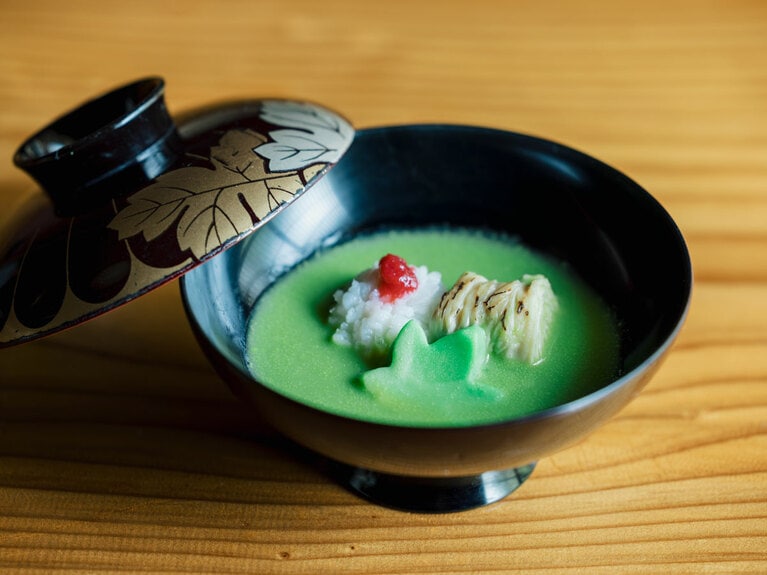 椀物は鱧の湯引きの鶯仕立て。うすい豆のすり流しが鮮やかで美しい。