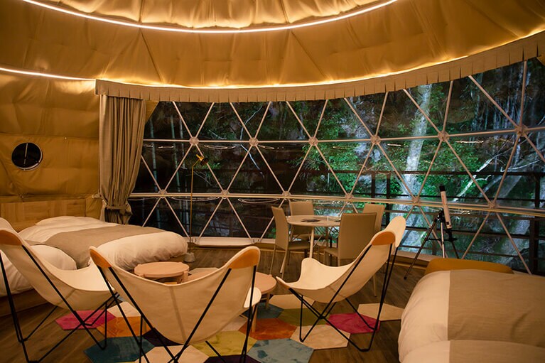 広々とした半球型ドームテントのグランピング施設は、全4室。