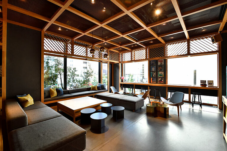 OMOベースのラウンジスペース。夜はDJナイトの会場に変わる。