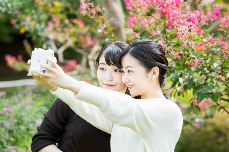 眞子さまのお誕生日に公開されたお写真。佳子さまと仲睦まじく赤坂御用地を散策される様子が収められている（宮内庁提供）